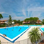 Charming Townhouse With A Shared Pool And Garden Daire Bibione