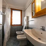 Charming Townhouse With A Shared Pool And Garden Daire