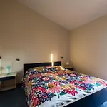 Charming Townhouse With A Shared Pool And Garden *