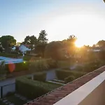 Daire Charming Townhouse With A Shared Pool And Garden *
