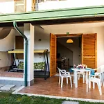 Daire Charming Townhouse With A Shared Pool And Garden Bibione