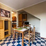 Charming Townhouse With A Shared Pool And Garden *