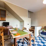 Charming Townhouse With A Shared Pool And Garden Daire