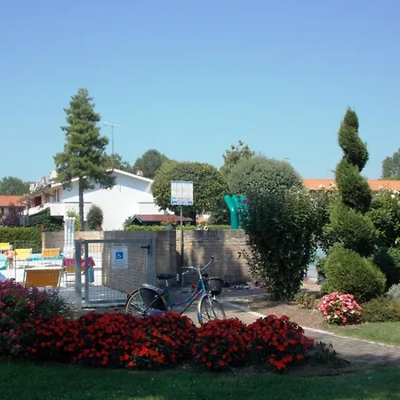 Charming Townhouse With A Shared Pool And Garden Daire
