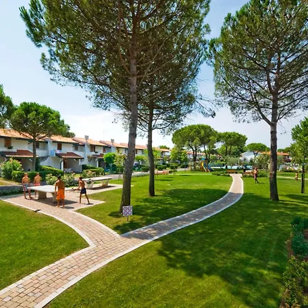 Daire Charming Townhouse With A Shared Pool And Garden Bibione