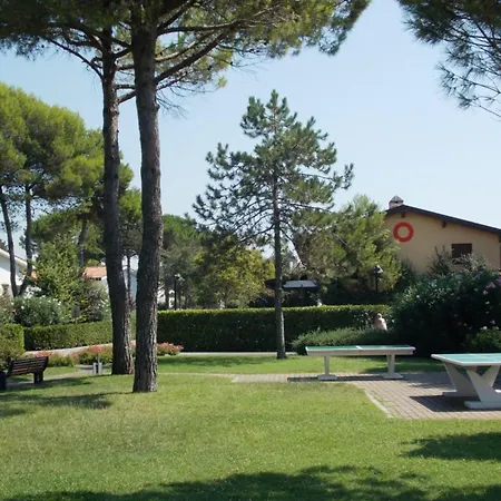 Daire Charming Townhouse With A Shared Pool And Garden Bibione