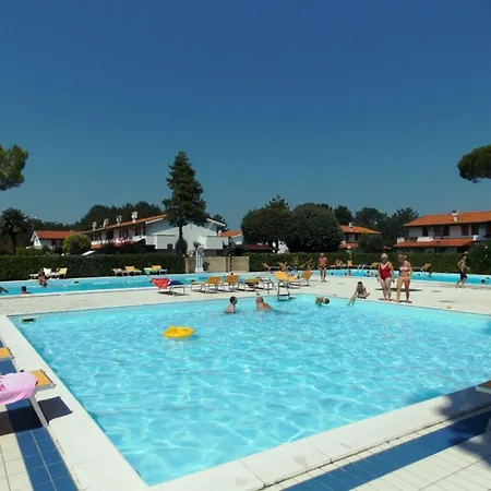 Daire Charming Townhouse With A Shared Pool And Garden