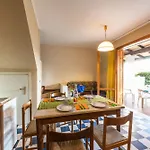 شقة Charming Townhouse With A Shared Pool And Garden *