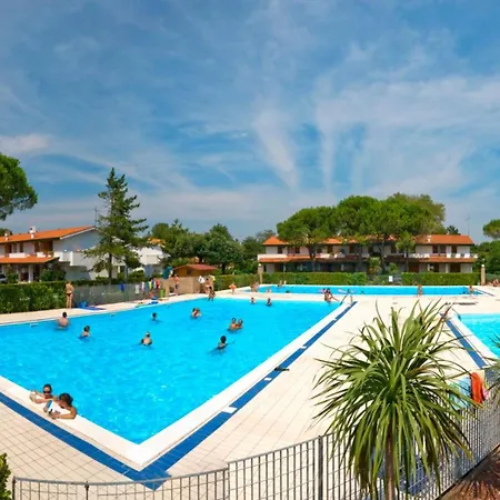 Charming Townhouse With A Shared Pool And Garden Apartamento Bibione