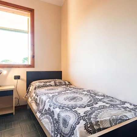 Charming Townhouse With A Shared Pool And Garden * Μπιμπιόνε