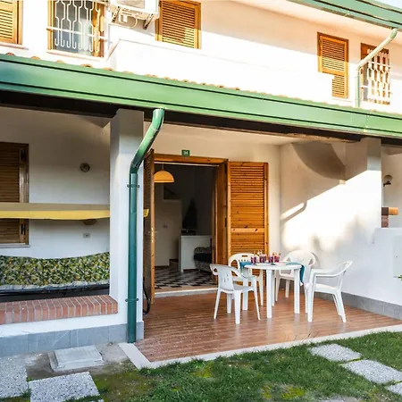 Charming Townhouse With A Shared Pool And Garden * Μπιμπιόνε