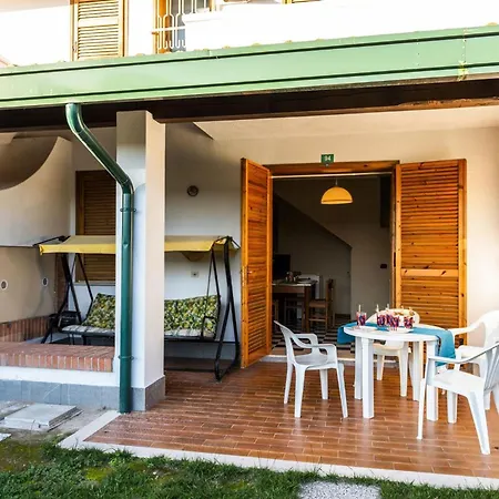Apartamento Charming Townhouse With A Shared Pool And Garden Bibione