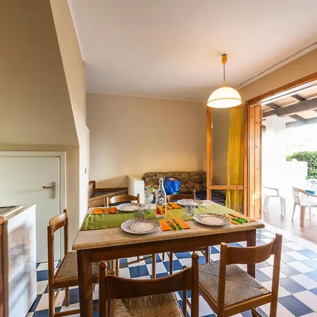 Apartamento Charming Townhouse With A Shared Pool And Garden *