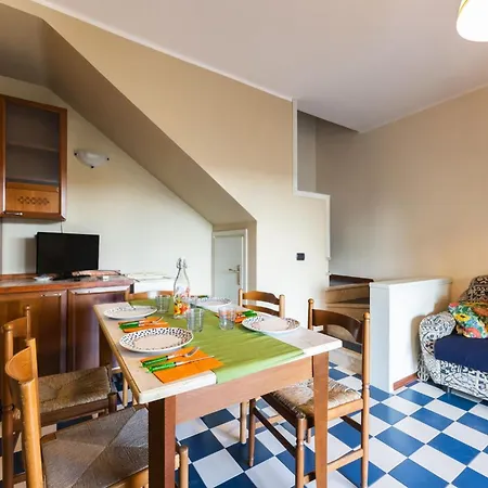 Charming Townhouse With A Shared Pool And Garden Apartamento