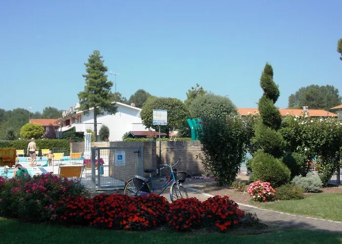 Charming Townhouse With A Shared Pool And Garden Apartment